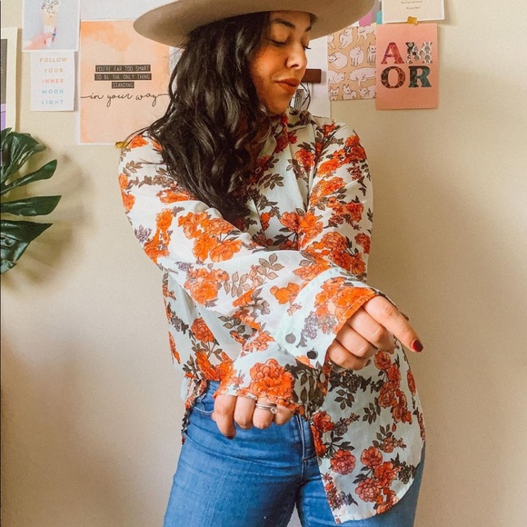 A New Day Floral Button Up - Picture 2 of 4